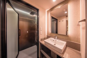 Phòng, không hút thuốc (Moderate 4 Beds B) | Phòng tắm | Đồ dùng nhà tắm miễn phí, máy sấy tóc, dép đi trong nhà 