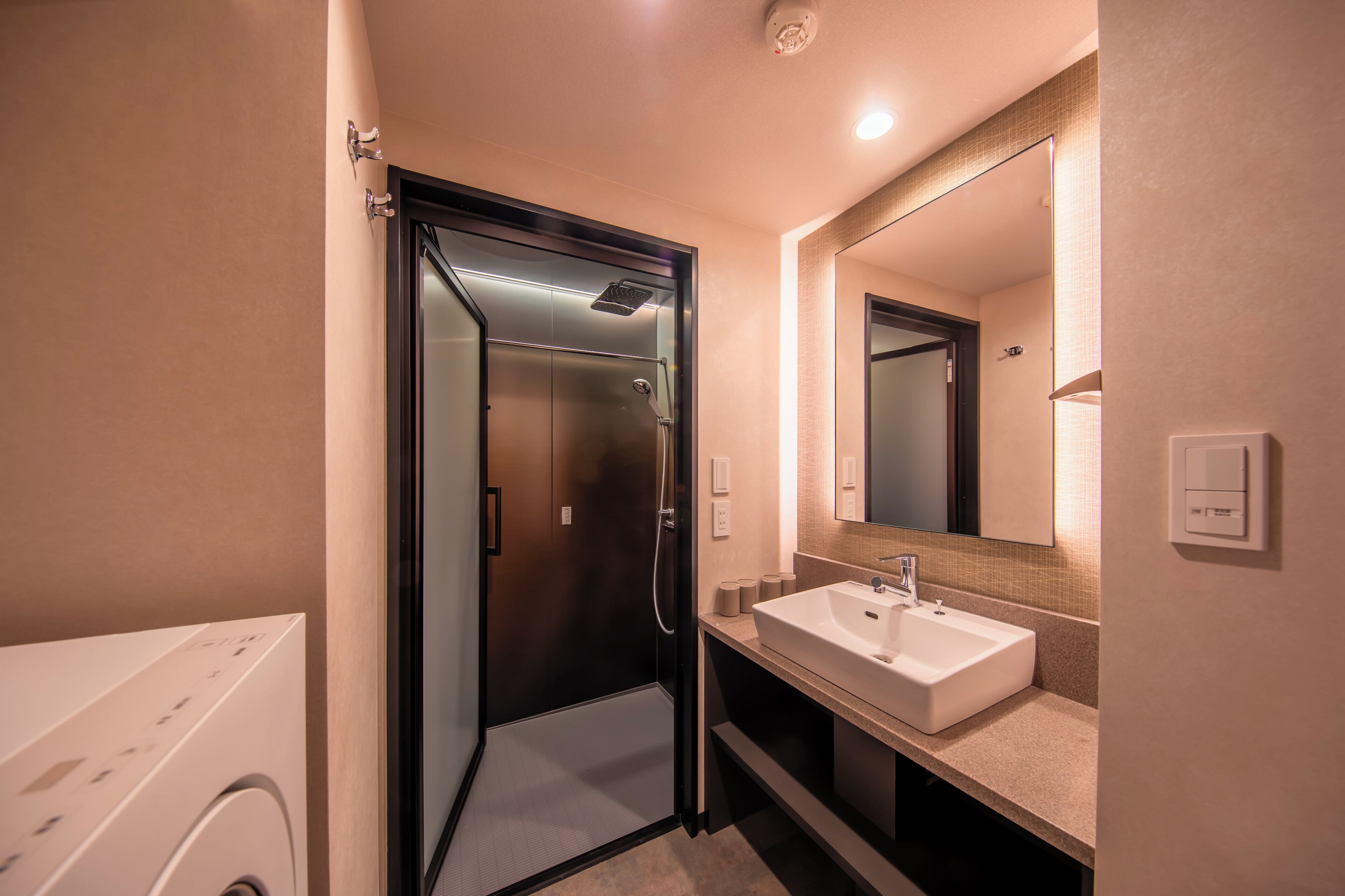 Kamar, Bebas Asap Rokok (Moderate 4 Beds A) | Kamar mandi | Perlengkapan mandi gratis, pengering rambut, sandal, dan handuk