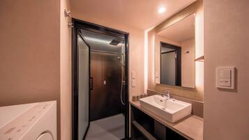Kamar, Bebas Asap Rokok (Moderate 4 Beds A) | Kamar mandi | Perlengkapan mandi gratis, pengering rambut, sandal, dan handuk