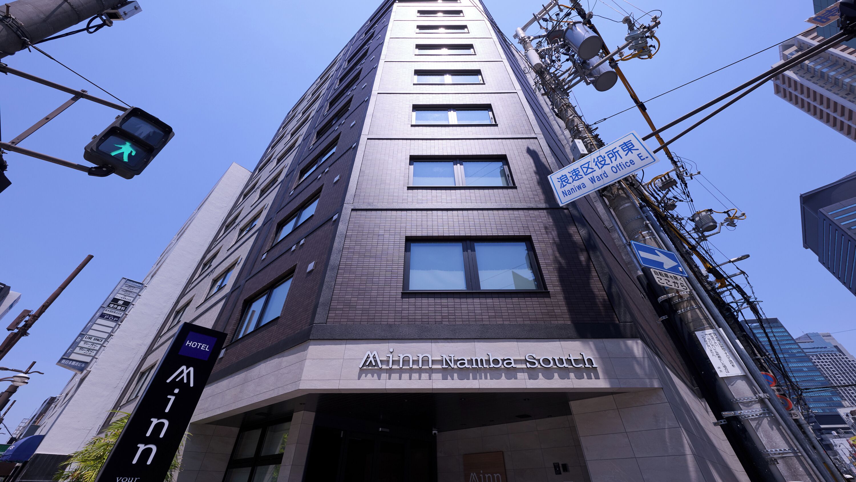 Un bâtiment moderne avec une enseigne indiquant l’hôtel « Minna Namba South ».