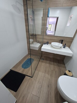 Shower, towels - 2 bedroom villa | 150m from Praia dos Pescadores | Albufeira (Albufeira)