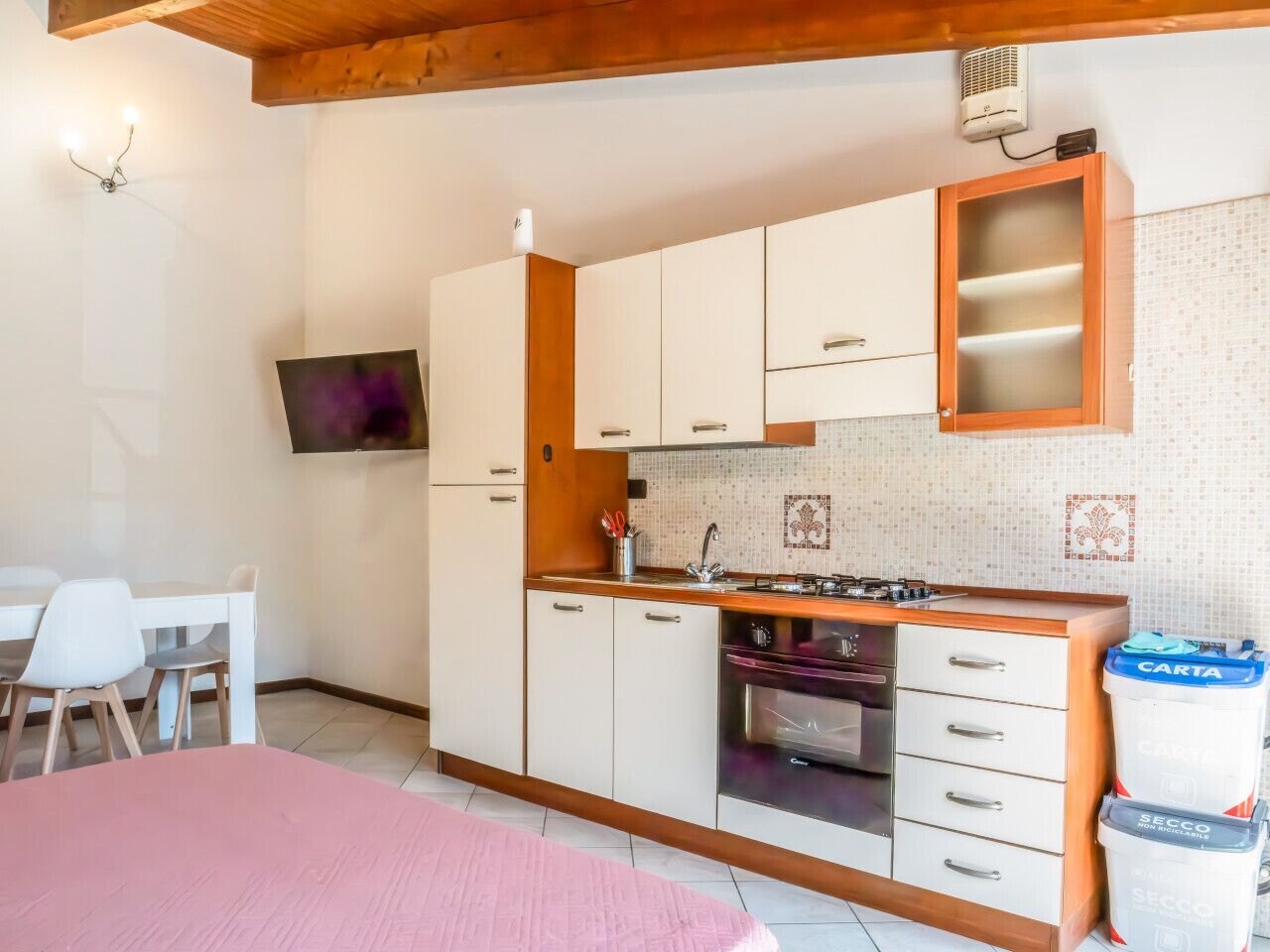 Fridge, oven, stovetop, coffee/tea maker