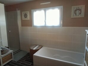 Shower, hair dryer, towels, soap - Beautiful house, private swimming pool, large enclosed garden in a quiet location 5 minutes from the beach. (Saint-Brevin-les-Pins)