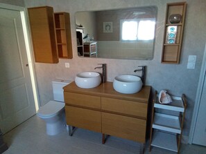 Bathroom - Vrbo Property (Saint-Brevin-les-Pins)