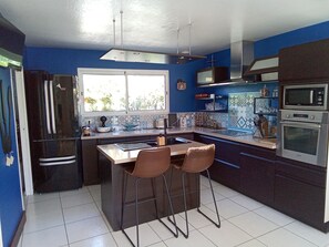 Frigorífico, microondas, horno y placa de cocina