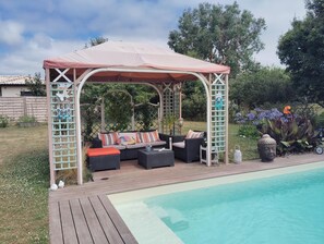 Una piscina al aire libre, una piscina climatizada