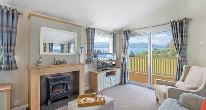 Superior Oak Lodge Hot Tub (Slps 4, Dog Friendly)
