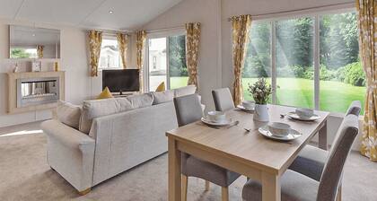 Superior Oak Lodge with Hot Tub (Sleeps 6)