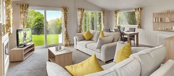 Superior Oak Lodge with Hot Tub (Sleeps 6)
