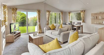 Superior Oak Lodge with Hot Tub (Sleeps 6)