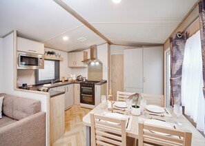 Private kitchen - Standard Daisy Caravan Decking (slps 4, pet) (Stanhope, Co Durham)