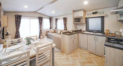 Standard Daisy Caravan Deck (slps 4, Dog Friendly)
