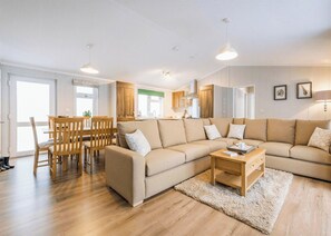 TV - Glen Lodge 2 (Pets Welcome) (Birnam by Dunkeld)