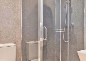 Bathroom - 1 bedroom accommodation in Dunoon (Dunoon)