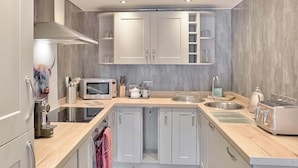 Una cucina moderna con forno a microonde, lavello e tostapane.