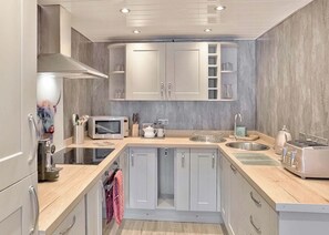 Fridge, oven, stovetop, toaster - 1 bedroom accommodation in Dunoon (Dunoon)