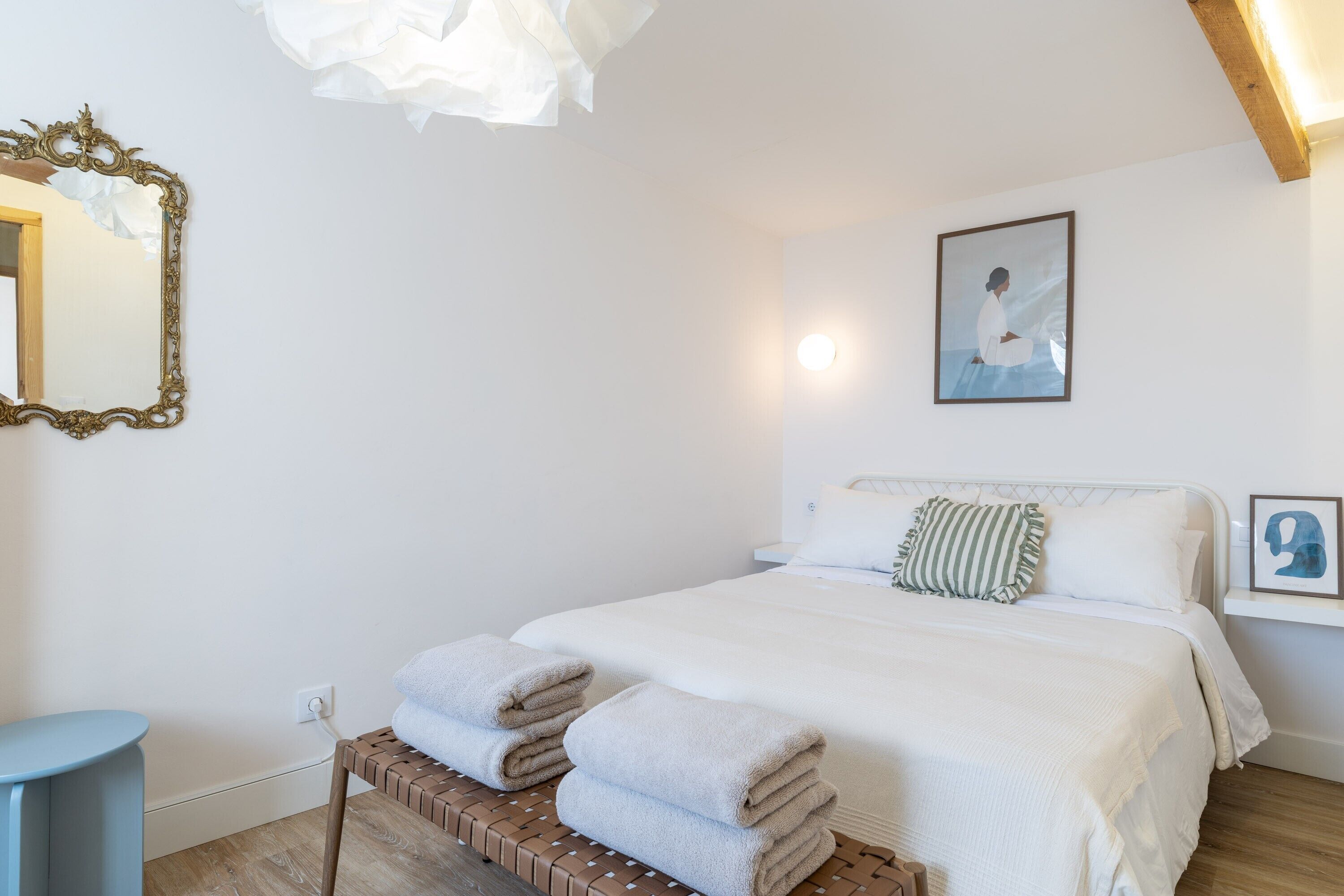 Tabla de planchar con plancha, wifi y ropa de cama 