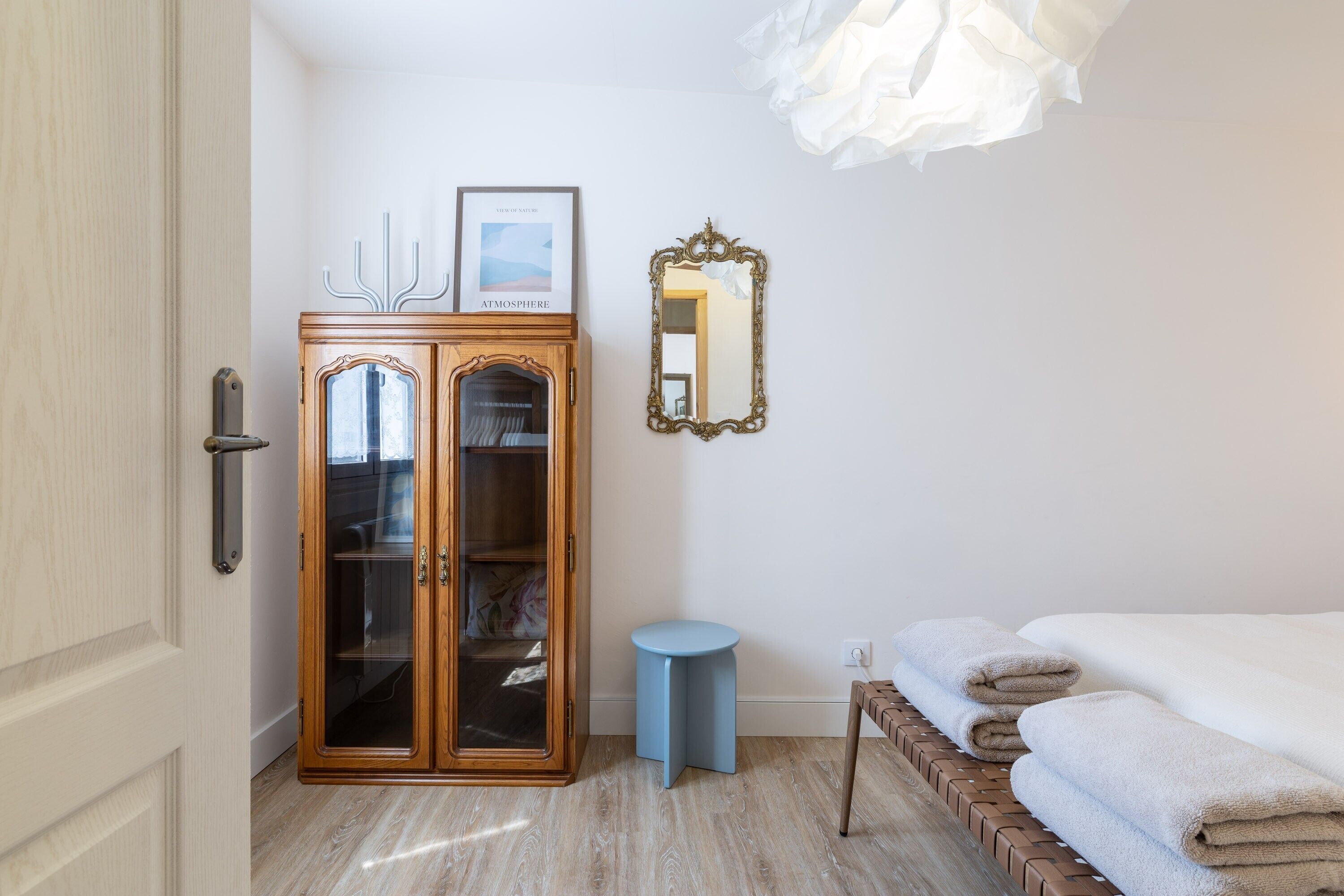 Tabla de planchar con plancha, wifi, ropa de cama