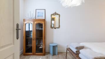 Tabla de planchar con plancha, wifi, ropa de cama