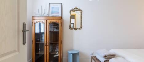 Iron/ironing board, WiFi, bed sheets