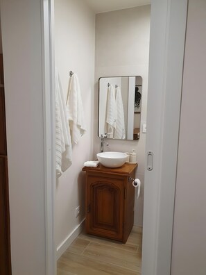 Bathroom - Charming House in Fontán – Perfect for Families and Groups up to 8 (Sada)