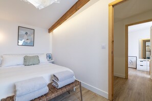 Tabla de planchar con plancha, wifi y ropa de cama 