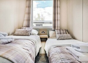 3 bedrooms - 3 bedroom accommodation in Hunters Quay, Argyll (Hunters Quay, Argyll)