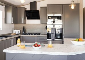 Fridge, oven, stovetop, toaster - Exclusive Lodge 2 Bed (Pet) (Mawgan Porth, Nr Newquay)