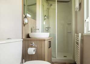 Bathroom - 2 bedroom accommodation in Mawgan Porth, Nr Newquay (Mawgan Porth, Nr Newquay)