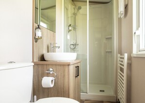 Bathroom - 2 bedroom accommodation in Mawgan Porth, Nr Newquay (Mawgan Porth, Nr Newquay)