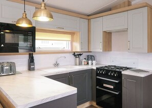 Fridge, oven, stovetop, toaster - 1 bedroom accommodation in Mawgan Porth, Nr Newquay (Mawgan Porth, Nr Newquay)