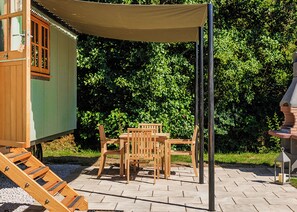 Outdoor dining - Coastal Hideaway Shepherds Hut (Mawgan Porth, Nr Newquay)