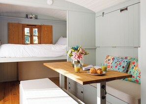 1 bedroom, free WiFi - Coastal Hideaway Shepherds Hut (Mawgan Porth, Nr Newquay)
