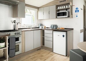 Fridge, oven, stovetop, toaster - Standard 2 Bed (Pet) (Mawgan Porth, Nr Newquay)