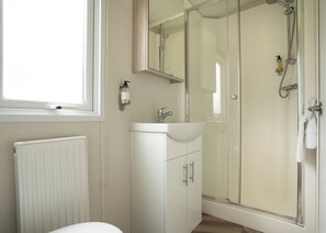 Bathroom - The Superior 2 Bedroom is a comfortable and spacious sleeps 6 caravan. (Mawgan Porth, Nr Newquay)