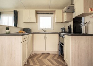 Fridge, oven, stovetop, toaster - Superior 2 Bed (Pet) (Mawgan Porth, Nr Newquay)