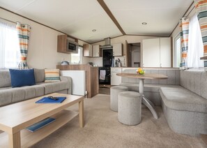 TV - Superior 2 Bed (Pet) (Mawgan Porth, Nr Newquay)