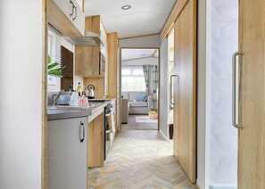Fridge, oven, stovetop, toaster - Superior 2 Bed (Pet) WF (Mawgan Porth, Nr Newquay)