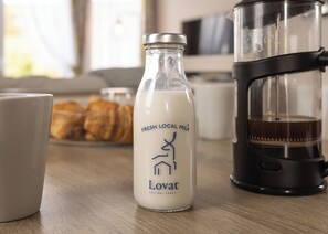 Breakfast meal - The Superior 3 Bedroom is a comfortable and spacious sleeps 8 caravan. (Mawgan Porth, Nr Newquay)