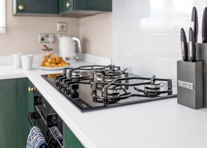 Fridge, oven, stovetop, toaster - 3 bedroom accommodation in Padstow (Padstow)
