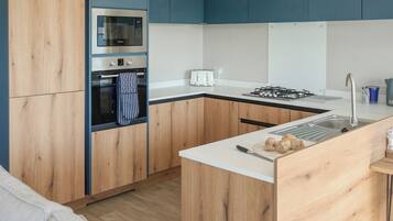 Réfrigérateur, un four, surface de cuisson, grille-pain