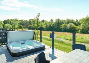 Outdoor spa tub - Exclusive Lodge 3 Bed HT (Landford, Nr Salisbury)