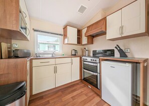 Fridge, oven, stovetop, toaster - 3 bedroom accommodation in Milnthorpe (Milnthorpe)