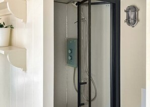 Bathroom - 1 bedroom accommodation in Landford, Nr Salisbury (Landford, Nr Salisbury)
