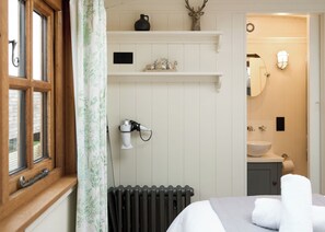 Bathroom - 1 bedroom accommodation in Landford, Nr Salisbury (Landford, Nr Salisbury)