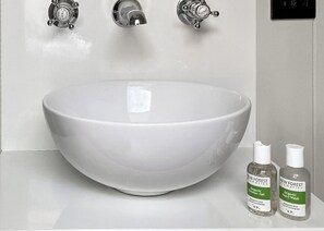 Bathroom - 1 bedroom accommodation in Landford, Nr Salisbury (Landford, Nr Salisbury)