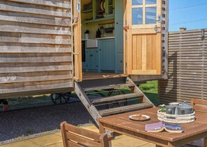 Outdoor dining - 1 bedroom accommodation in Landford, Nr Salisbury (Landford, Nr Salisbury)