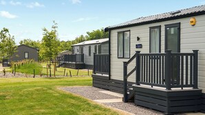 Exterior - The Luxury 2 Bed is a quality sleeps 6 holiday Home with contemporary features. (Landford, Nr Salisbury)