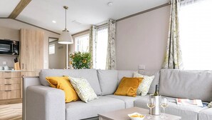 Living area - The Luxury 2 Bed is a quality sleeps 6 holiday Home with contemporary features. (Landford, Nr Salisbury)