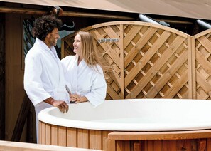 Outdoor spa tub - The Woody Safari Tent (Landford, Nr Salisbury)